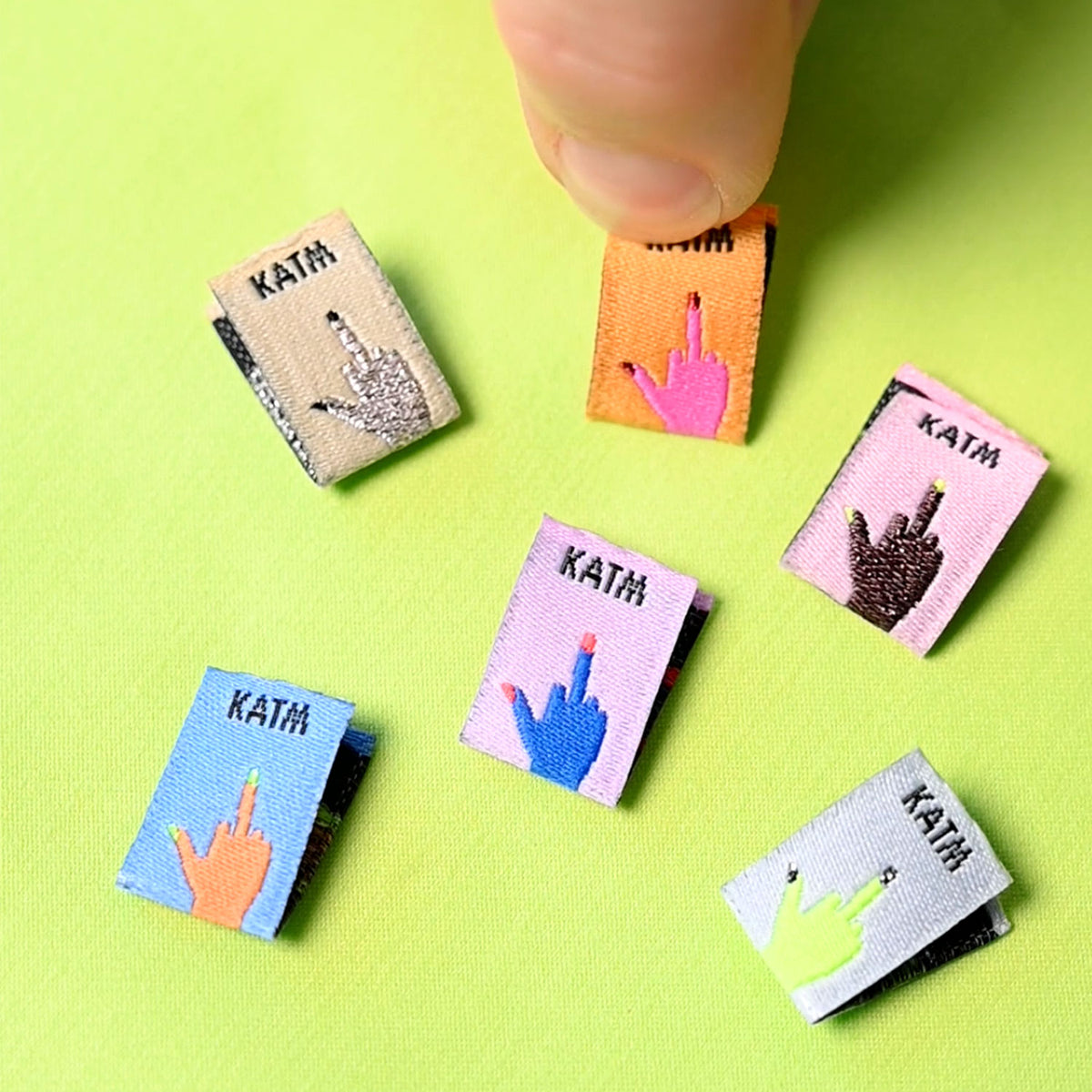 KATM gewebte Etiketten - Mittelfinger Mini Hände